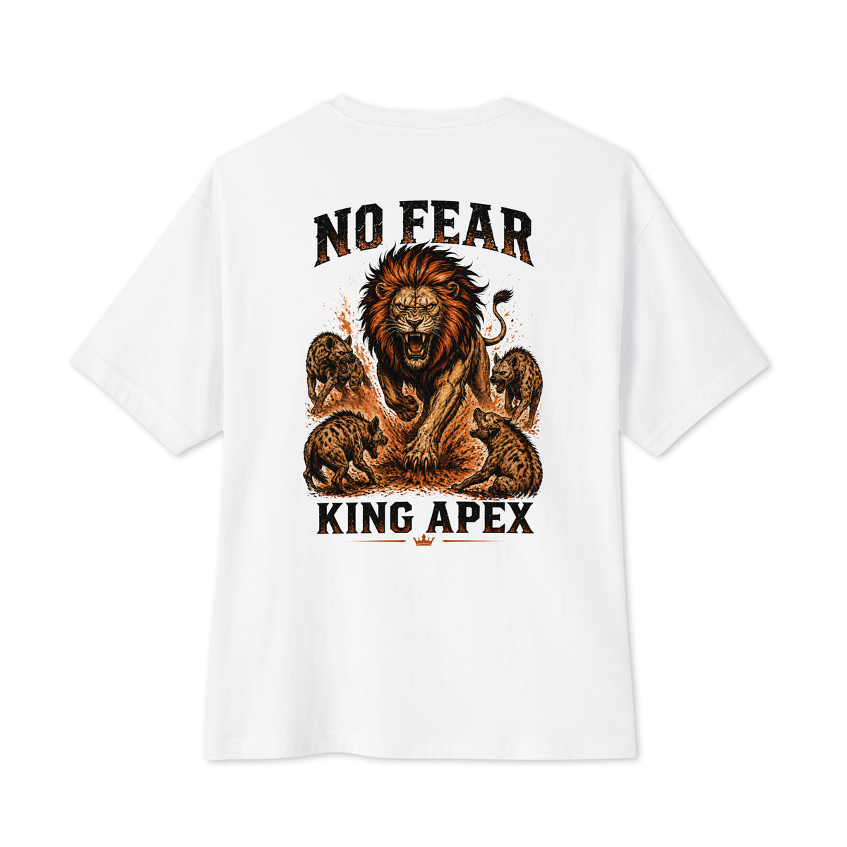 Dos du t-shirt oversize blanc KING APEX No Fear, avec l'inscription NO FEAR au-dessus d'une illustration orange et noire de lion et de hyènes.