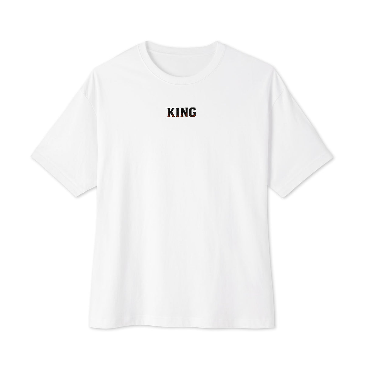 Face du t-shirt oversize blanc KING APEX No Fear, avec un petit logo KING noir centré sur la poitrine.